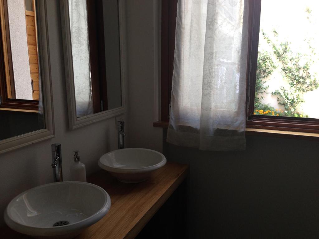 ローにあるIl Giardino Segretoのバスルーム(洗面台2台、窓付)