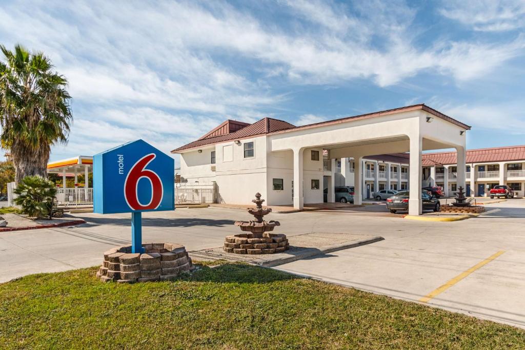 a number six sign in front of a building at Motel 6-San Marcos, TX - North in San Marcos