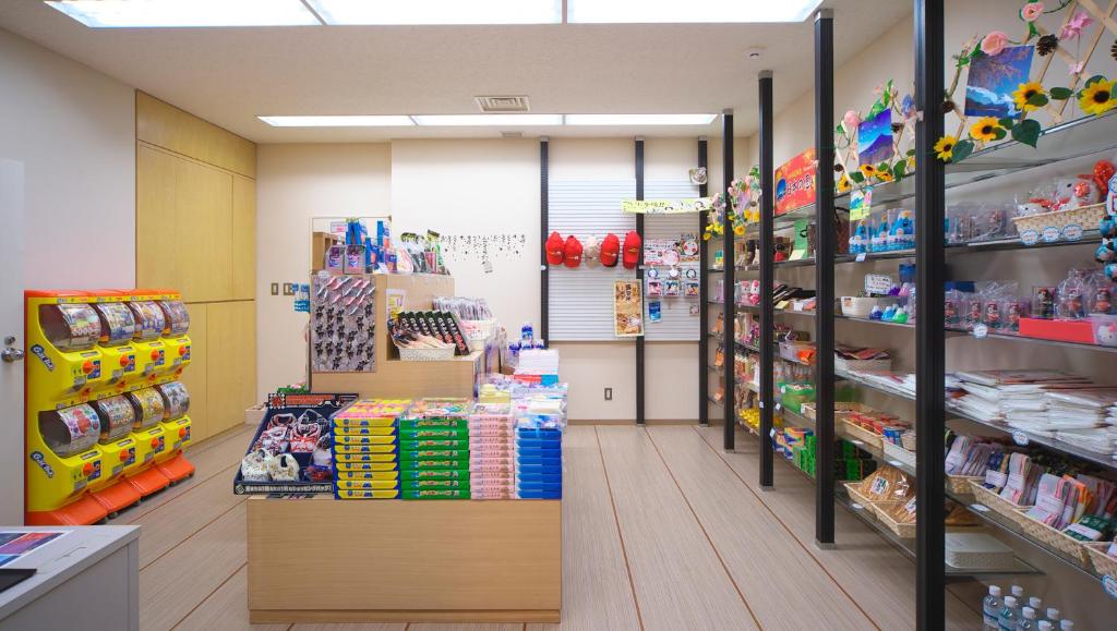 Supermarket nebo jiné obchody v  hotelu nebo okolí
