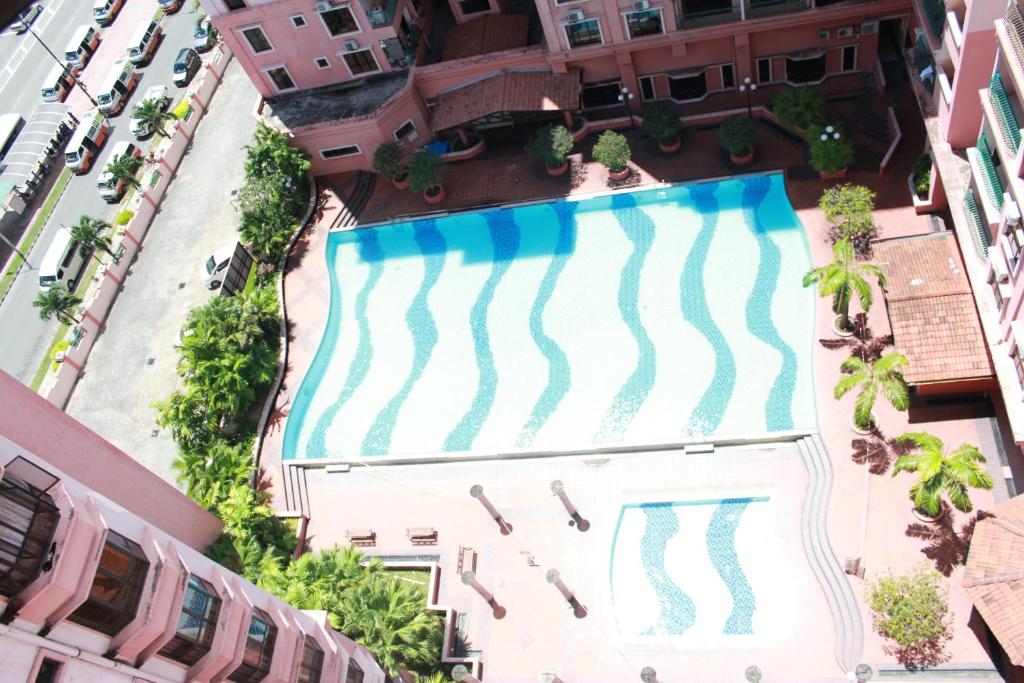 una vista aérea de una piscina en un hotel en Marina Kk City Homestay en Kota Kinabalu