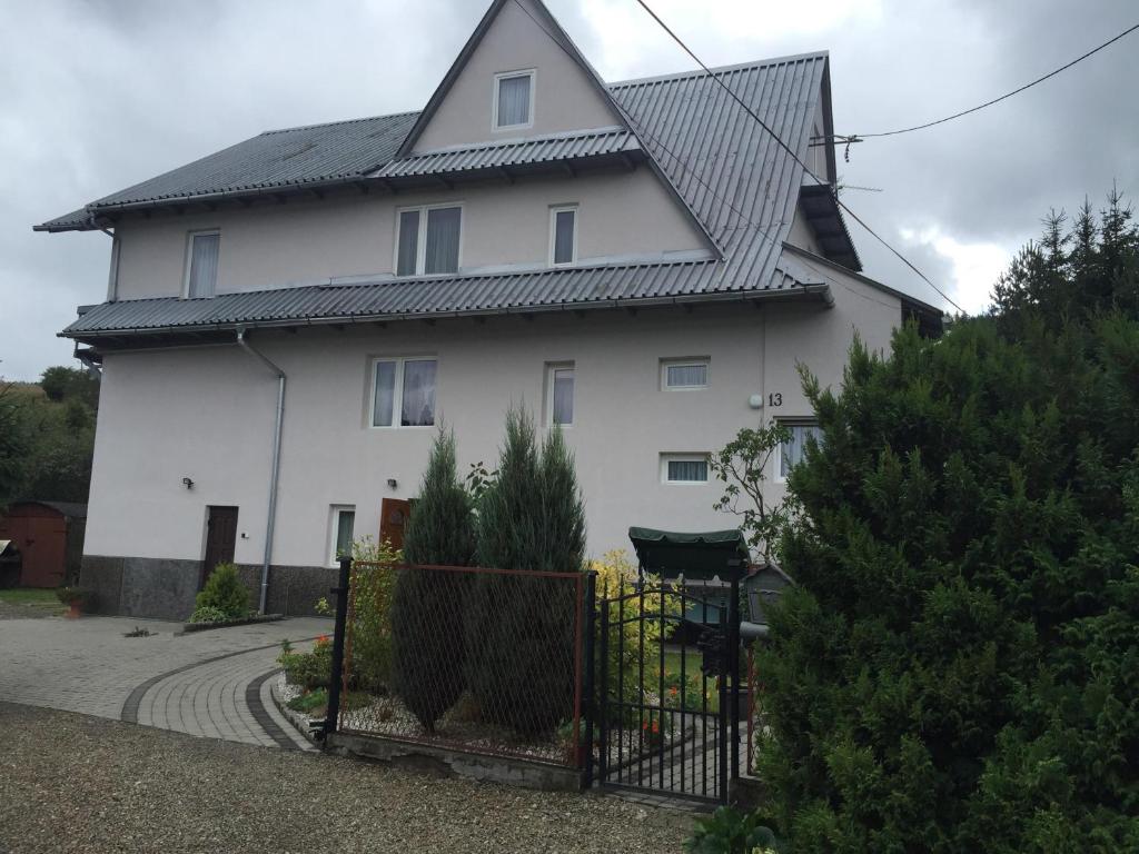 ウストシキ・ドルネにあるBieszczadzka13の黒屋根の大白い家