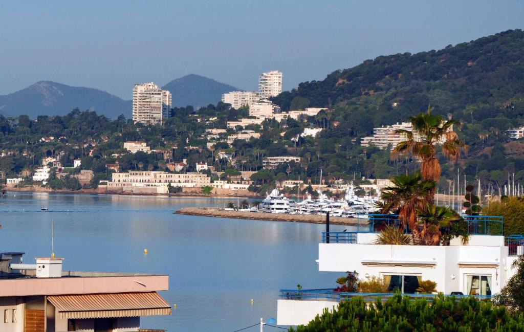a view of a large body of water with buildings at Bijou Plage in Juan-les-Pins