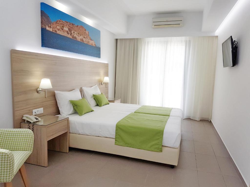 Een bed of bedden in een kamer bij Astra Village Apartments & Suites
