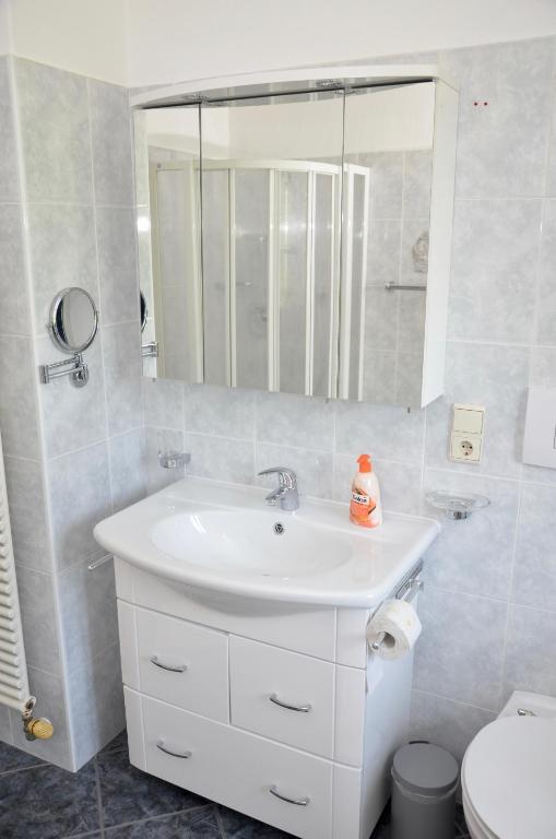 Kúpeľňa v ubytovaní Emily Elisa Traum Ferienwohnung mit atemberaubenden Seeblick