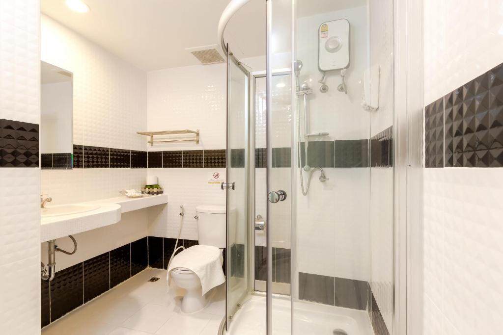 Koupelna v ubytování RoomQuest Suvarnabhumi Airport Romklao Soi 6