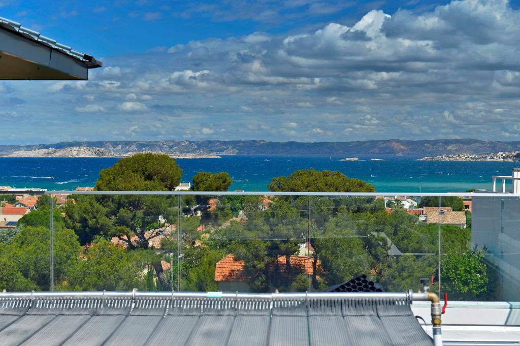 a view of the ocean from a building at Quintessens in Marseille
