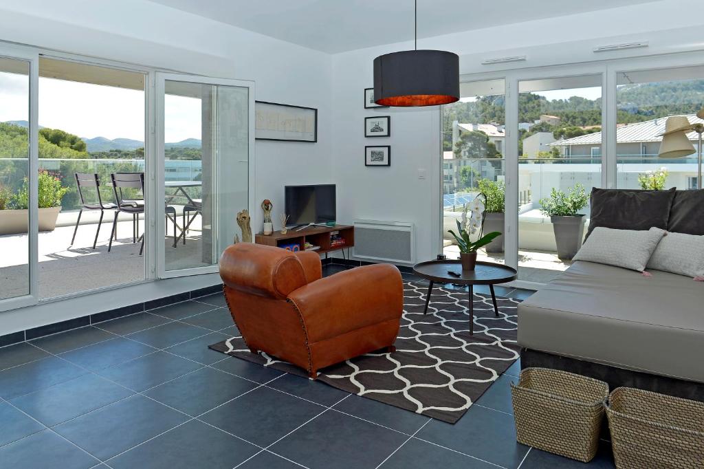a living room with a couch and a chair at Quintessens in Marseille