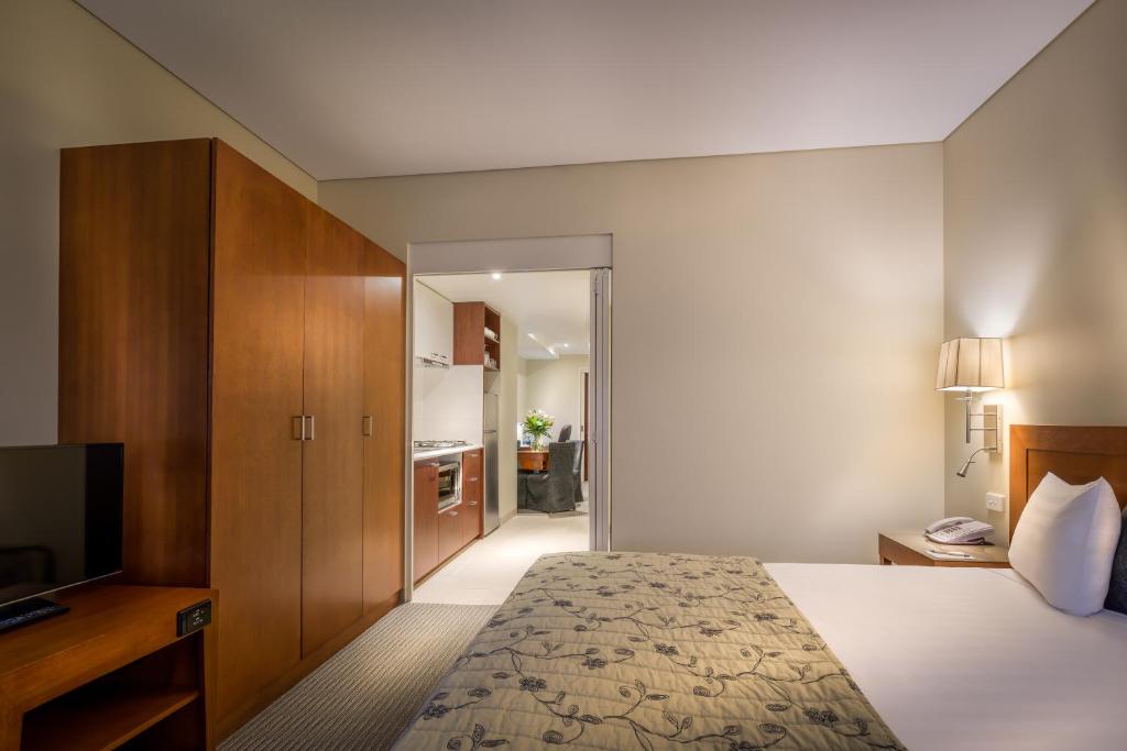 Batman's Hill on Collins - Resim 40