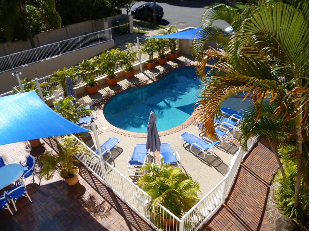 Vista sulla piscina di Le Lavandou Holiday Apartments o su una piscina nei dintorni