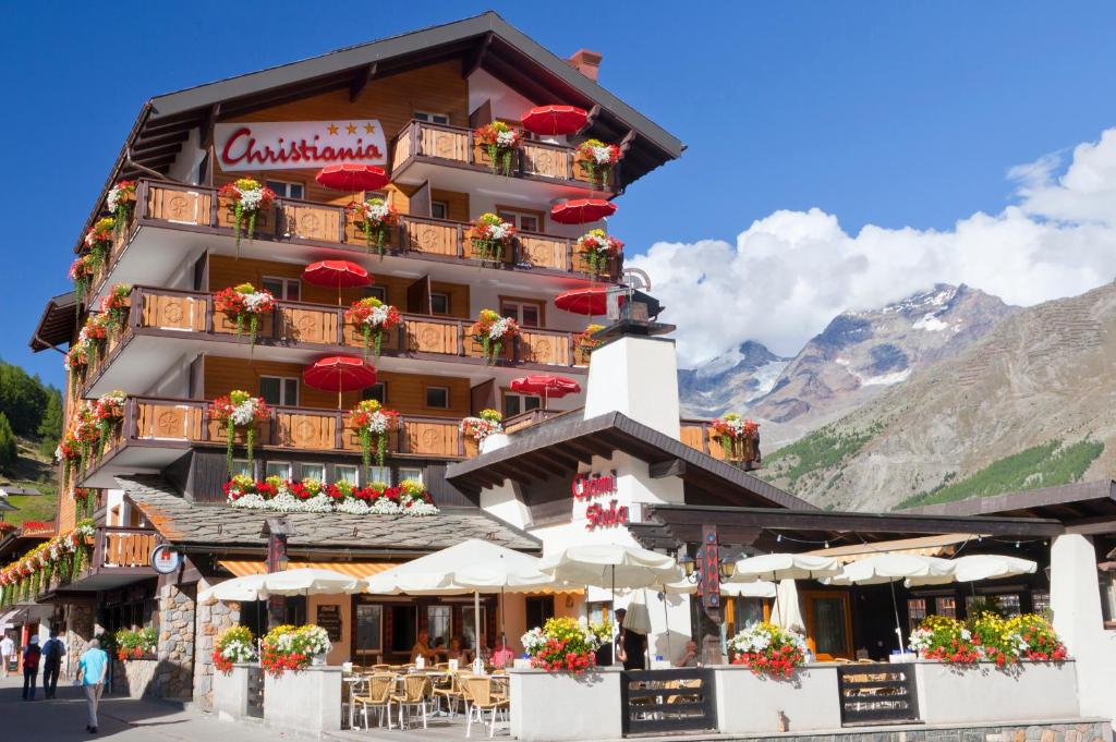 Nespecifikovaný výhled na hory nebo výhled na hory při pohledu z hotelu