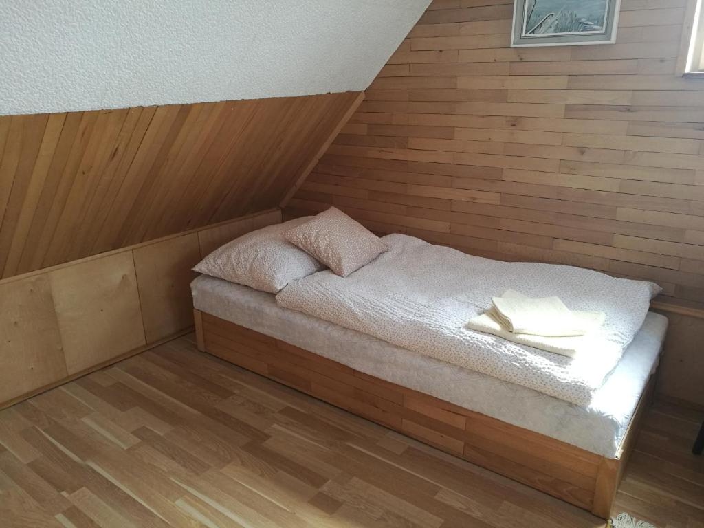Postel nebo postele na pokoji v ubytování Apartman v zahrade