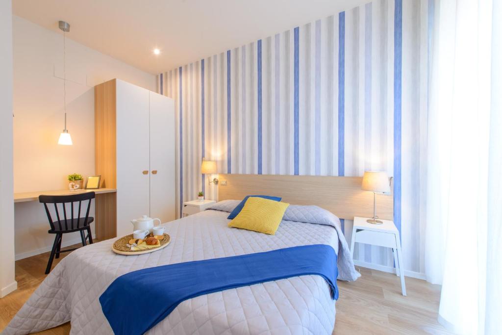 - une chambre avec un lit et un plateau de nourriture dans l'établissement Hotel Esplanade, à Rimini