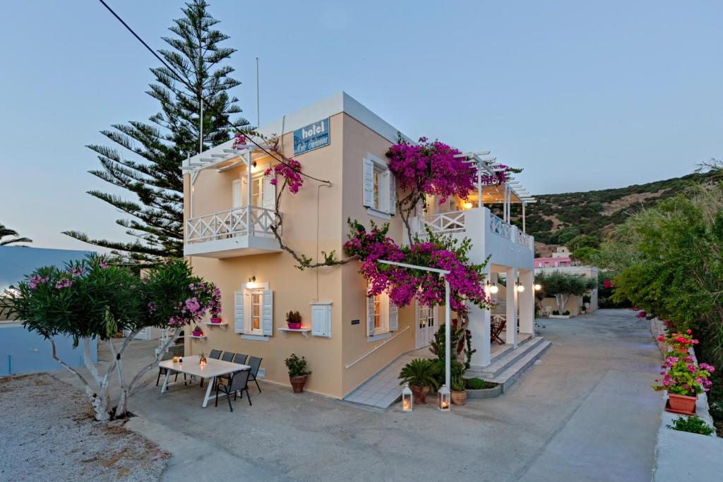 un edificio con flores a un lado. en Blue Sea, en Galissas