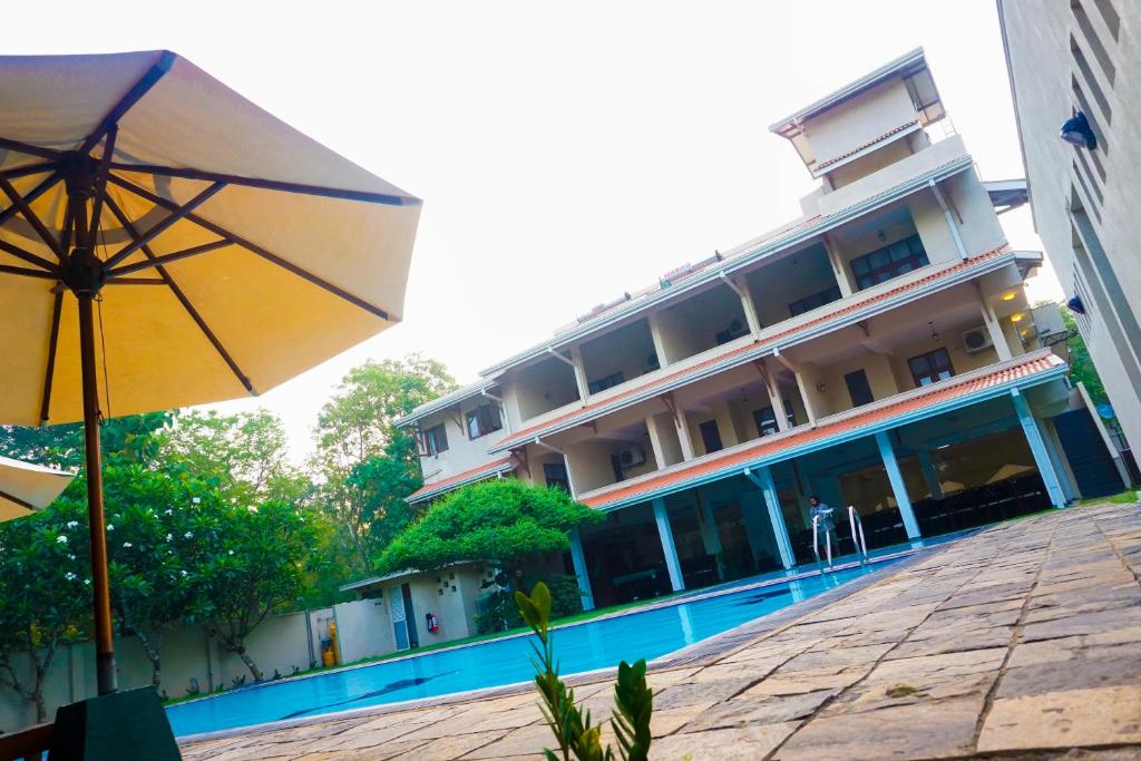 Piscina de la sau aproape de Lavendish Okrin Hotel