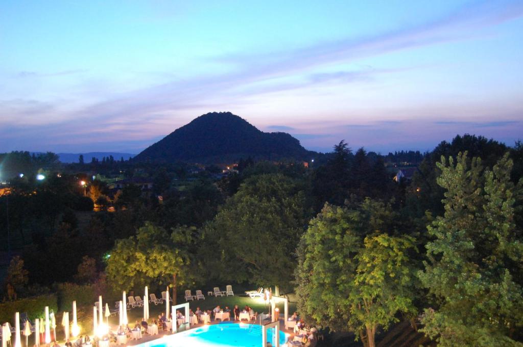 Nespecifikovaný výhled na hory nebo výhled na hory při pohledu z hotelu