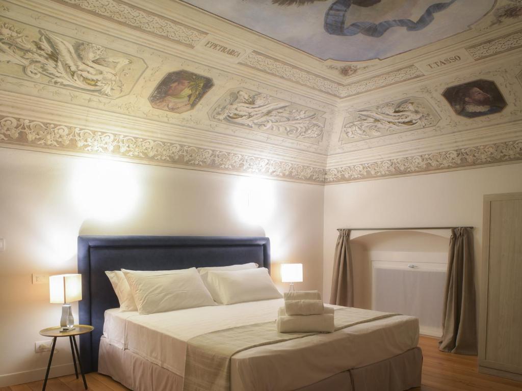 A bed or beds in a room at Hotel Palazzo Vannoni