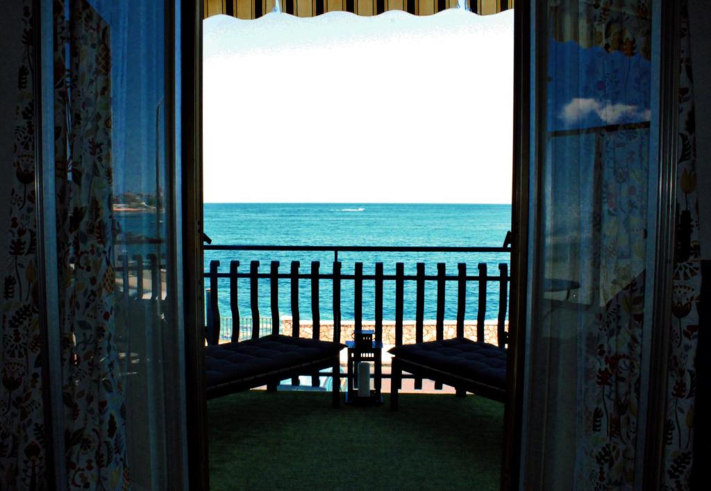 ジャルディーニ・ナクソスにあるSasha home wonderful viewの海の景色を望むバルコニーが備わる客室です。