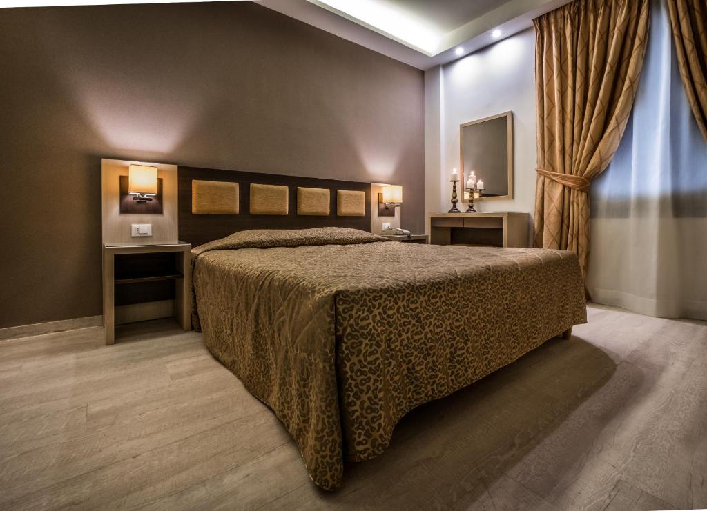 Postel nebo postele na pokoji v ubytování Rex Hotel