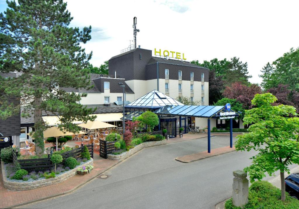 einen Blick über ein Hotel mit Straße in der Unterkunft Best Western Hotel Der Föhrenhof in Hannover