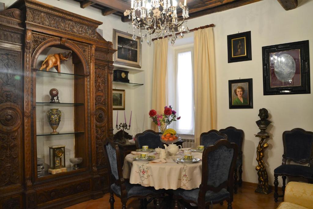 a dining room with a table and a chandelier at B&B Domus Piazza del Popolo in Rome