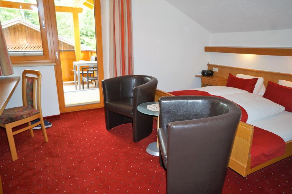 Postel nebo postele na pokoji v ubytování Gästehaus Almrausch, Ferienanlage mit Pool