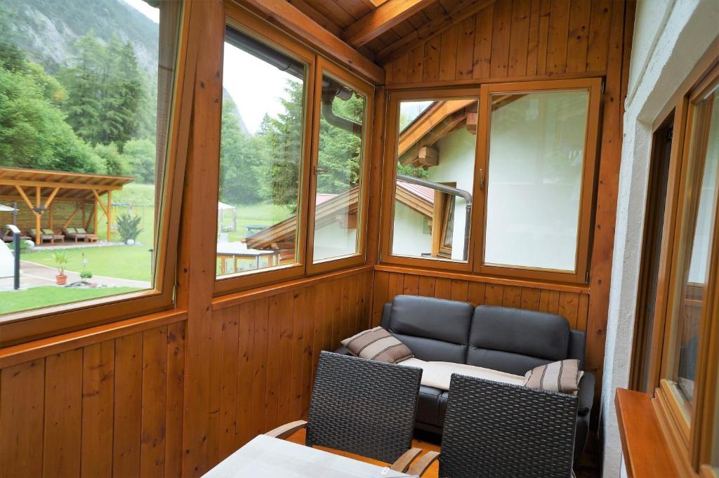 Posezení v ubytování Gästehaus Almrausch, Ferienanlage mit Pool