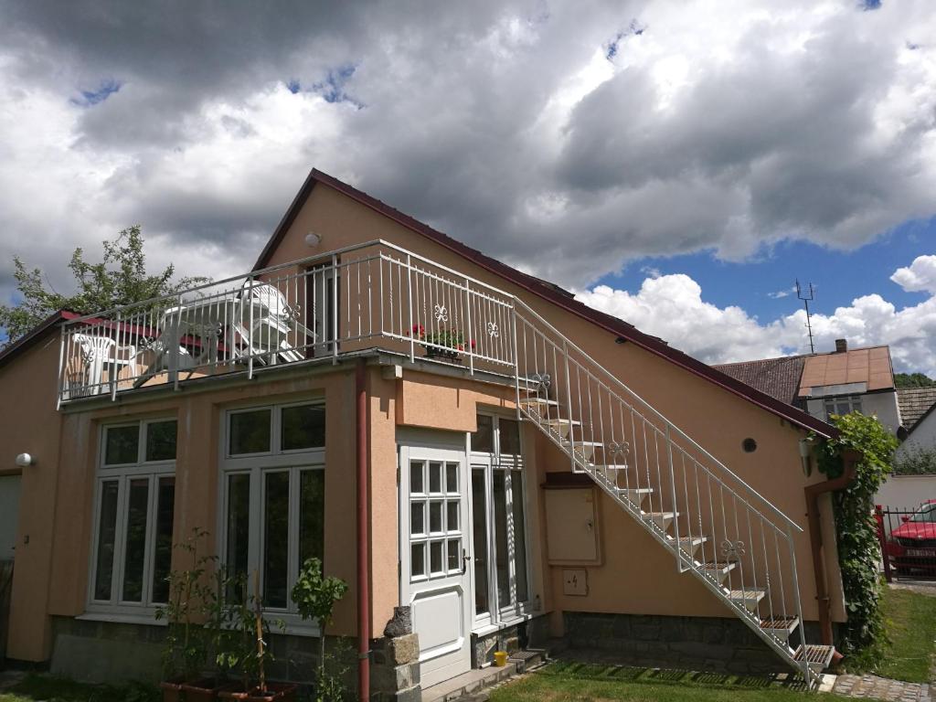 une maison avec un escalier en haut dans l'établissement Apartman v zahrade, à Nová Včelnice