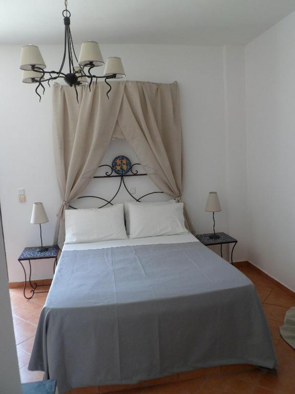 Uma cama ou camas num quarto em Sarakiniko View Studios