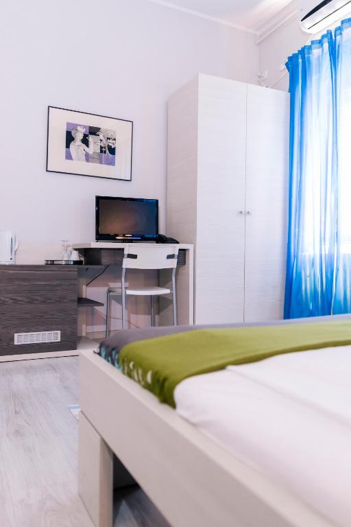 TV a/nebo společenská místnost v ubytování Veliki Garni Hotel