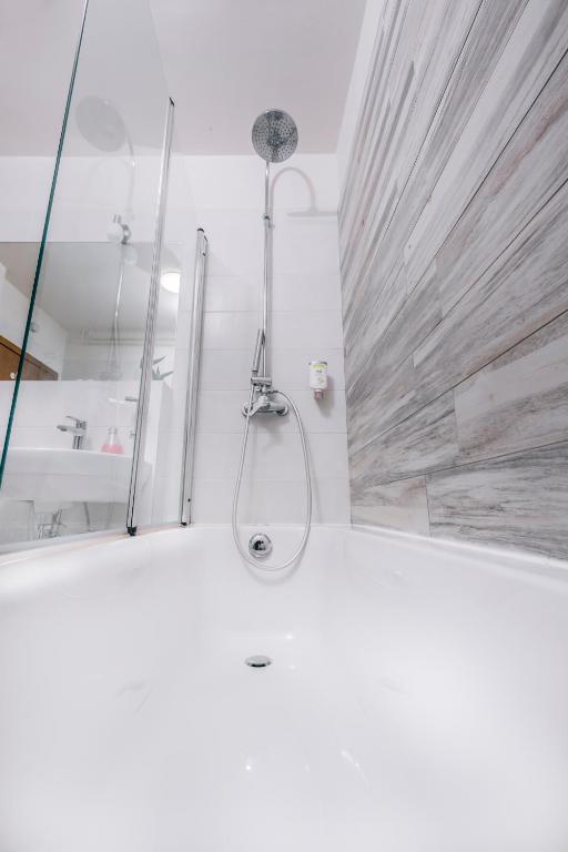 Koupelna v ubytování Veliki Garni Hotel