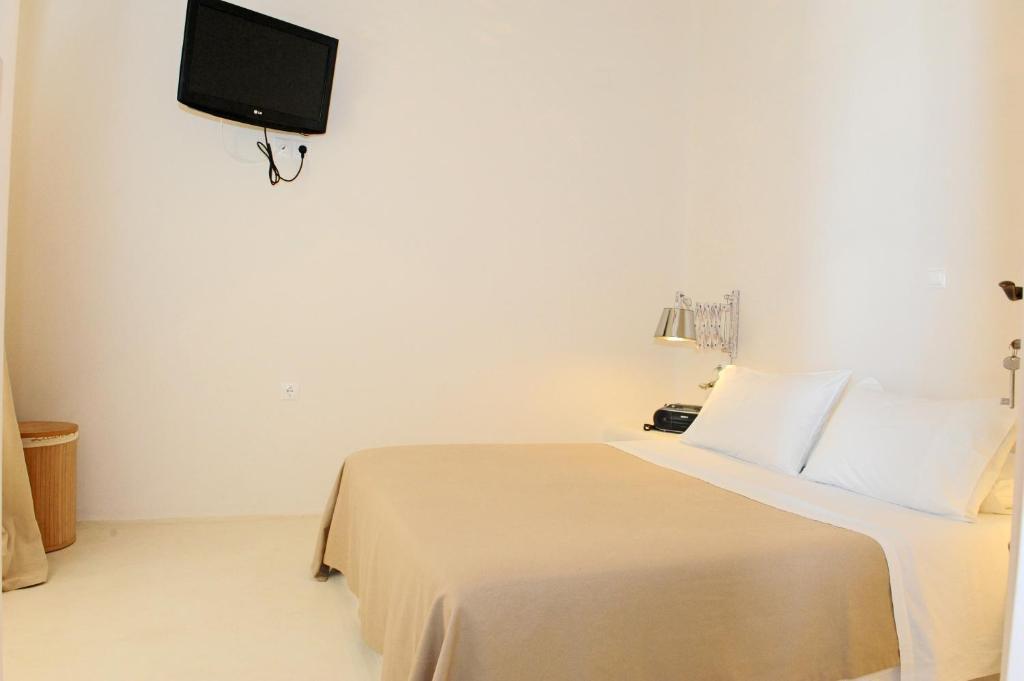 Uma cama ou camas num quarto em Sarakiniko View Studios