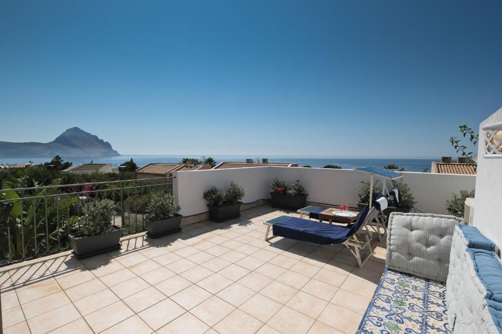 un patio con vista sull'oceano di Blu Marea a Macari