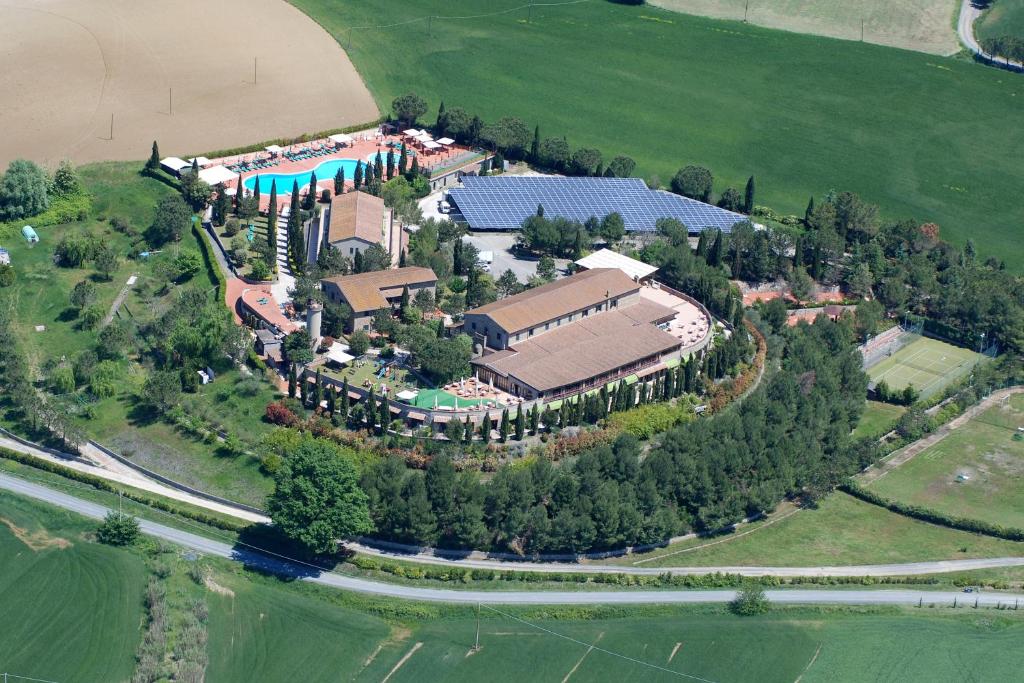 Bazén v ubytování Hotel Fattoria Belvedere nebo v jeho okolí