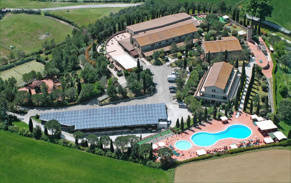 Bazén v ubytování Hotel Fattoria Belvedere nebo v jeho okolí