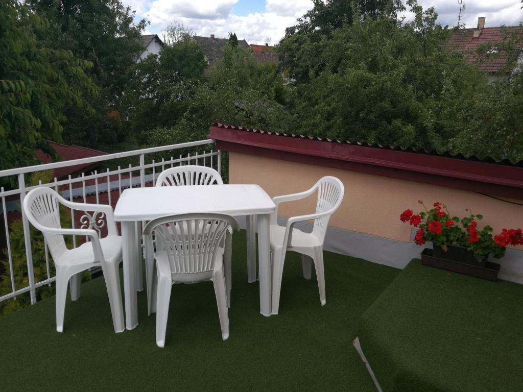 Balkón nebo terasa v ubytování Apartman v zahrade