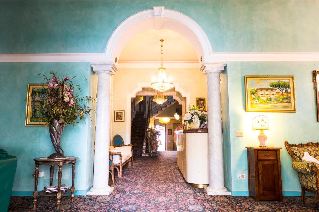 an archway in a room with blue walls at Hotel Sonia in Forte dei Marmi