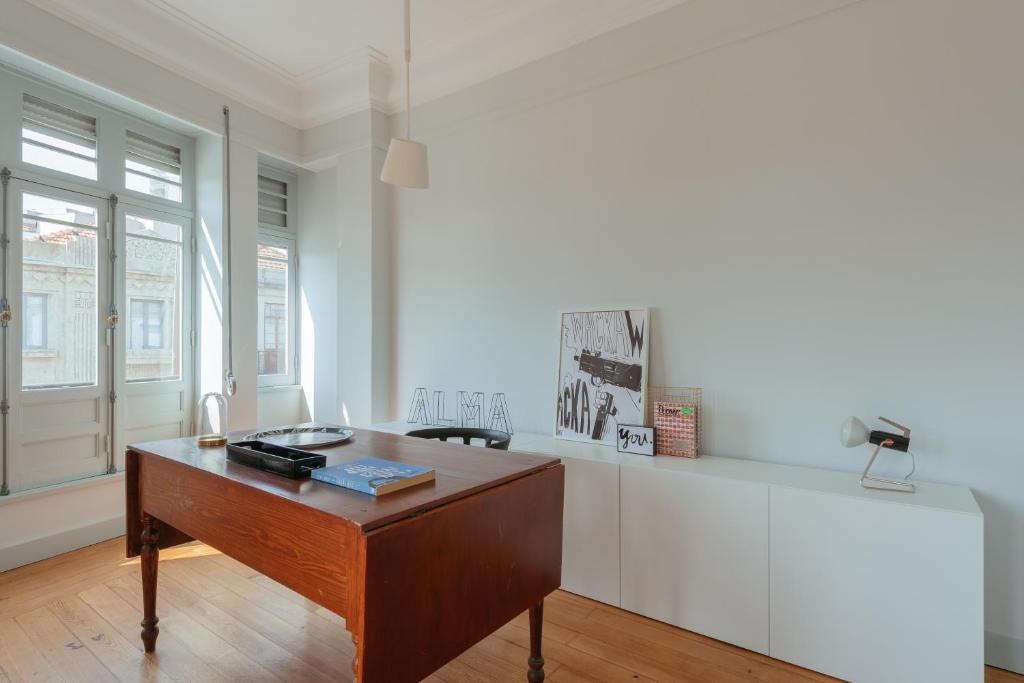 een kantoor met een houten bureau in een kamer bij Baixa24 - Downtown Bliss w/ Amazing Natural Light in Porto