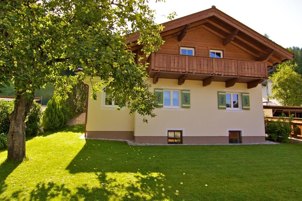 ein Haus mit Balkon auf einem Hof in der Unterkunft Chalet Jagdhof in St. Johann im Pongau