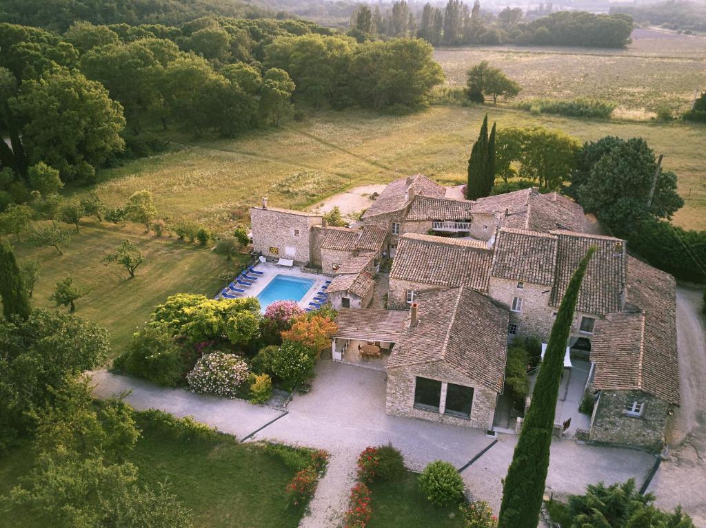 an aerial view of a house with a swimming pool at Gites de La Croix du Gres in Valaurie