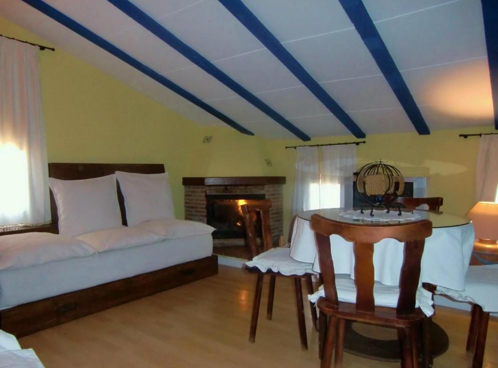 um quarto com uma cama e uma mesa com uma cadeira em Casa Rural Jose Trullenque em Morella