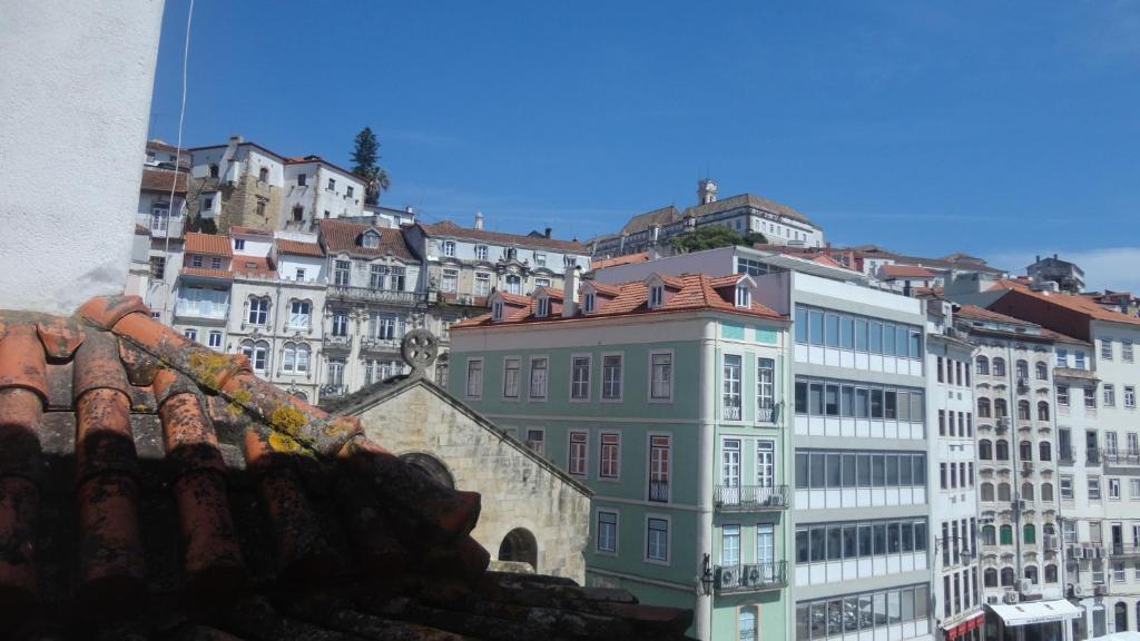 BE Coimbra Hostels في كويمبرا: مجموعة مباني امام المدينة