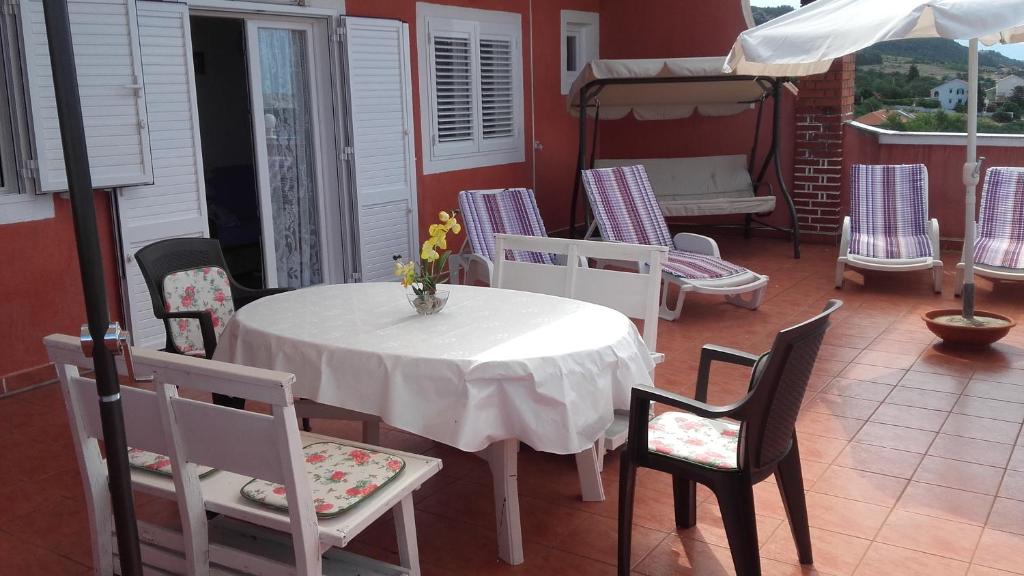einen weißen Tisch und Stühle auf einer Veranda in der Unterkunft Apartments Marica in Rab