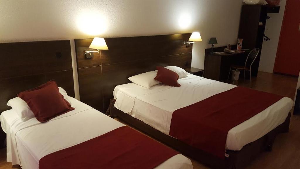 En eller flere senge i et værelse på urban by balladins Perpignan