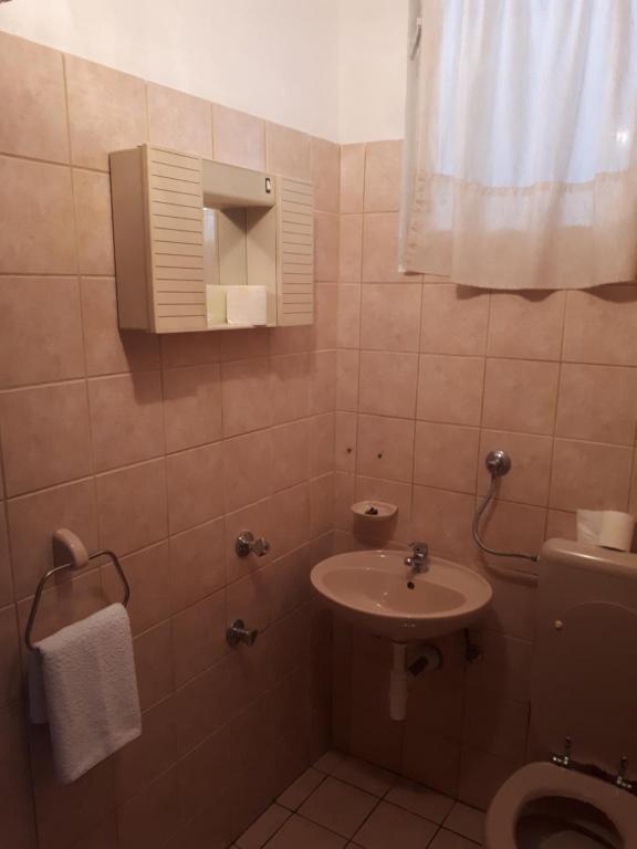 Kúpeľňa v ubytovaní Guest House & Restaurant Adriatic Klek