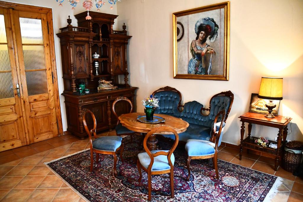 アラドにあるGB Apartments - Belle Epoqueのリビングルーム(テーブル、椅子付)