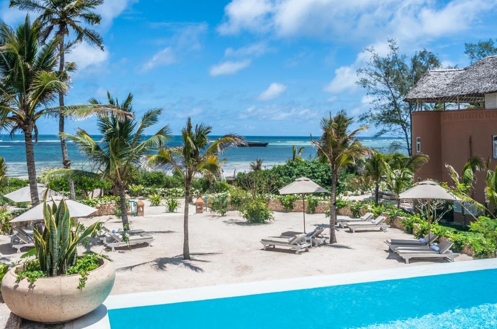 uitzicht op het strand vanaf het zwembad van het resort bij Medina Palms in Watamu