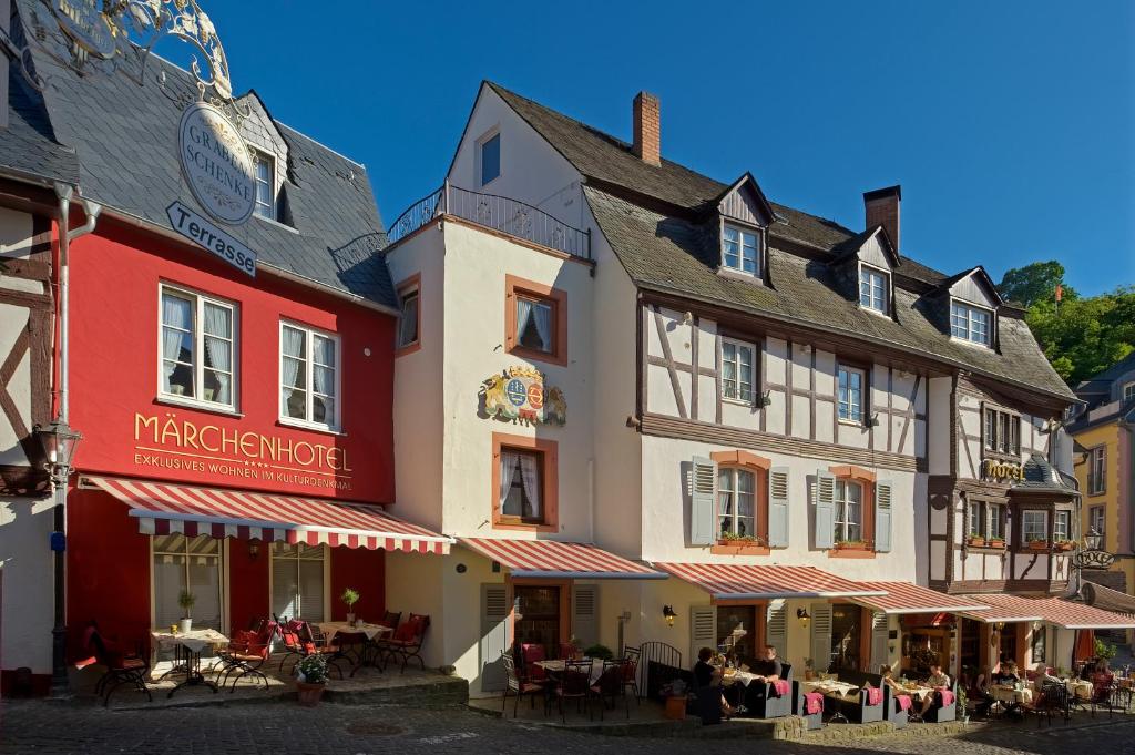 un grupo de edificios en una ciudad con mesas en Märchenhotel, en Bernkastel-Kues