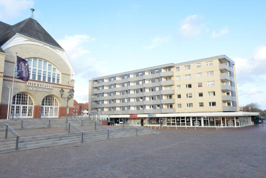 ein großes Gebäude neben einem großen Gebäude in der Unterkunft Wohnung Alina in Westerland