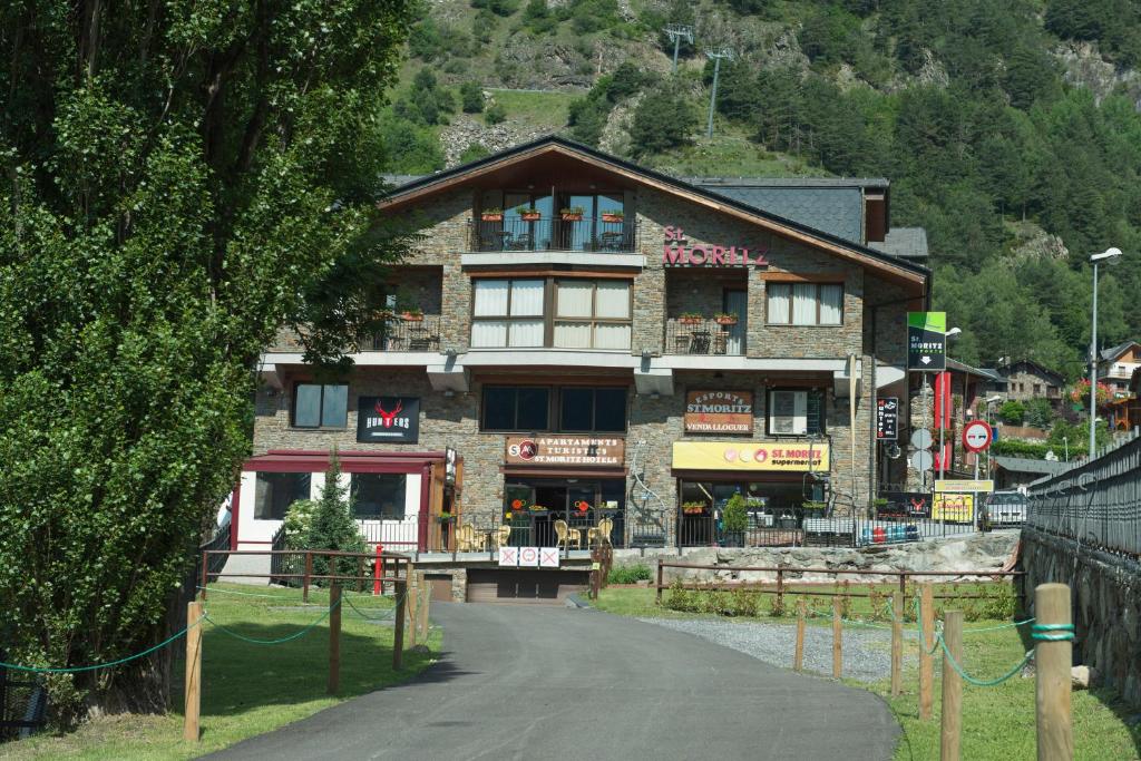 un grand bâtiment au milieu d'une montagne dans l'établissement Apartaments Sant Moritz, à Arinsal