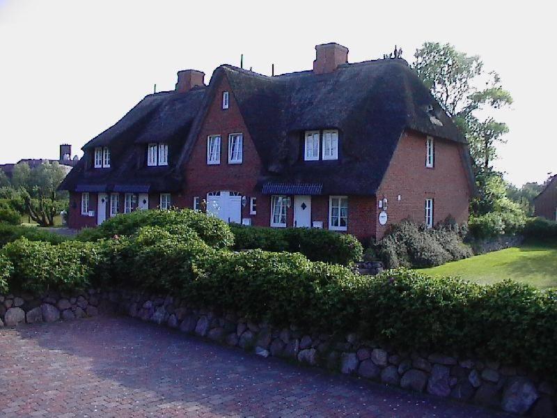 uma grande casa de tijolos vermelhos com um telhado preto em Westhof-7 em List